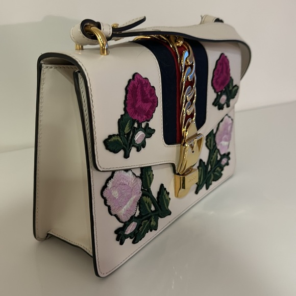 GUCCI Sylvie Embroidered Floral Shoulder Bag in White! - Picture 6 of 13